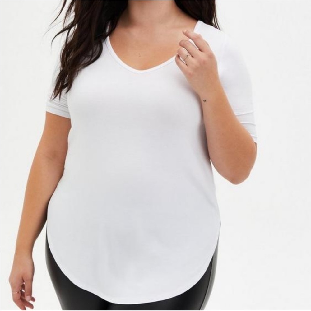 TORRID Super Soft Short Sleeve White V-Neck Tunic Blouse EUC sz 3 Like New